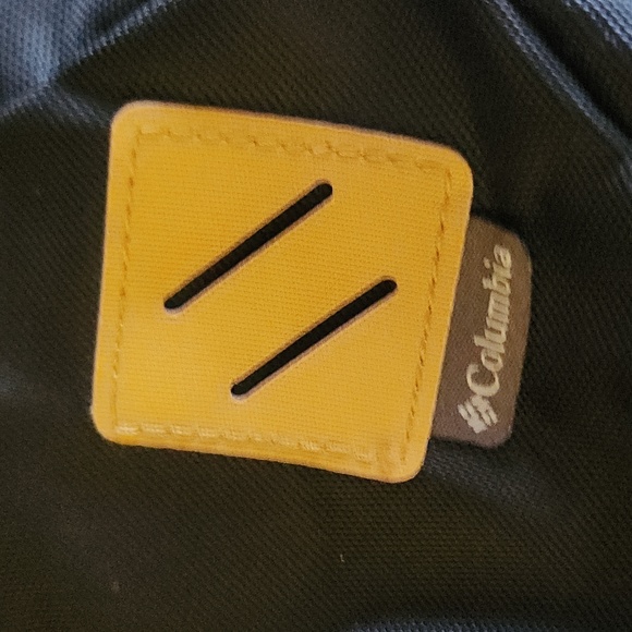 Columbia black unisex cross body bag with adjustable shoulder strap - Picture 2 of 9